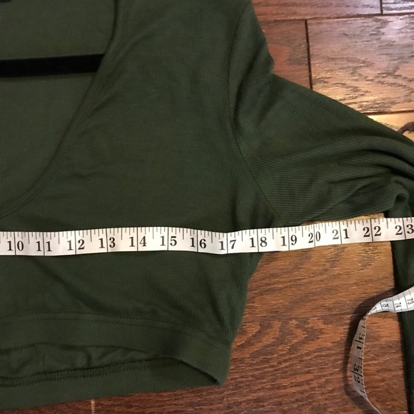 KHAKI SOFT RIB V NECK LONG SLEEVE ELASTIC HEM CROP TOP - Picture 4 of 6